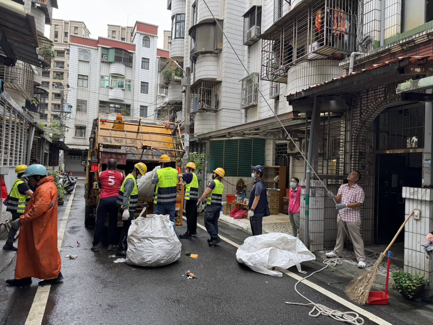 桃市府聯手甘比亞志工清出近7公噸垃圾 共同改善中壢囤積資收戶居家環境 (3).jpg